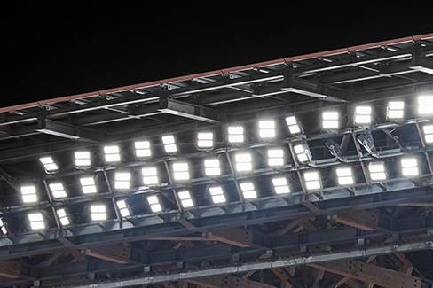 Foto: Equipos de iluminación en las gradas